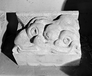 65286 Afbeelding van de hardstenen console van de beeldhouwer A.A.H. Geerlings, voorstellend Aiolus, door Zeus ...